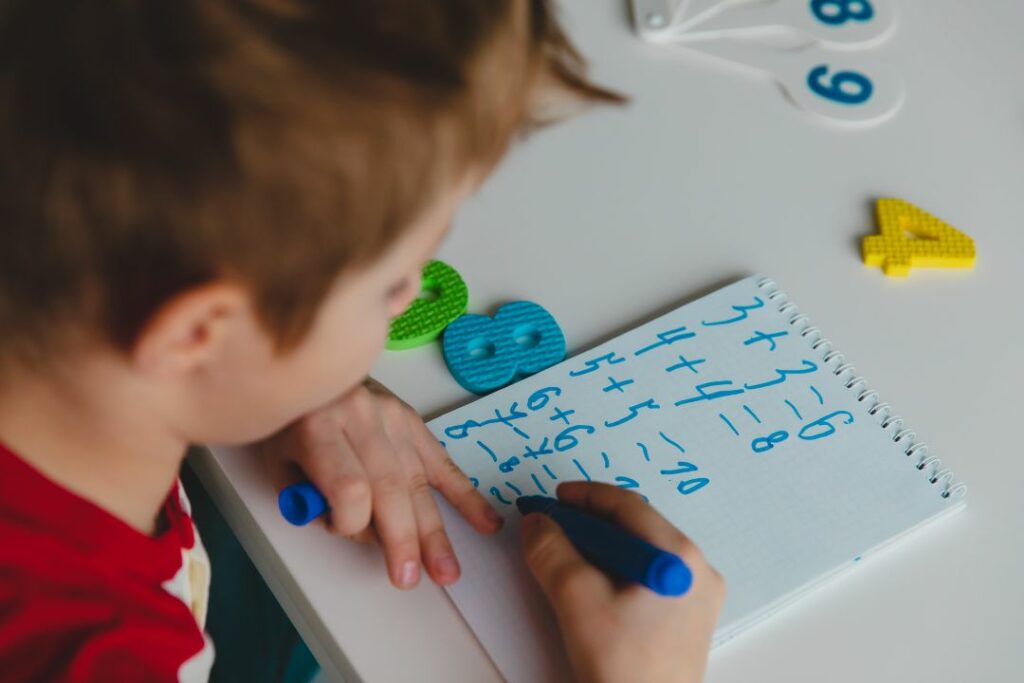 Un petit enfant révise ses opérations de calcul mental de base.