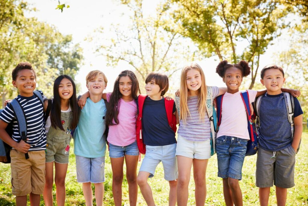 Un groupe d'enfants qui se tient par le bras.