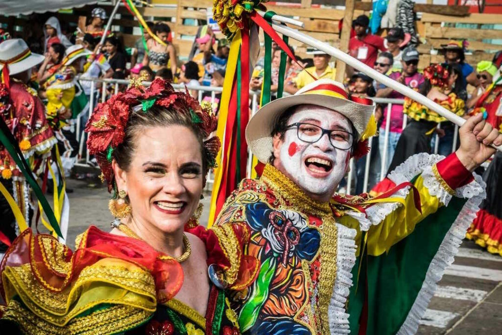 Des gens déguisés fêtent le Carnaval.
