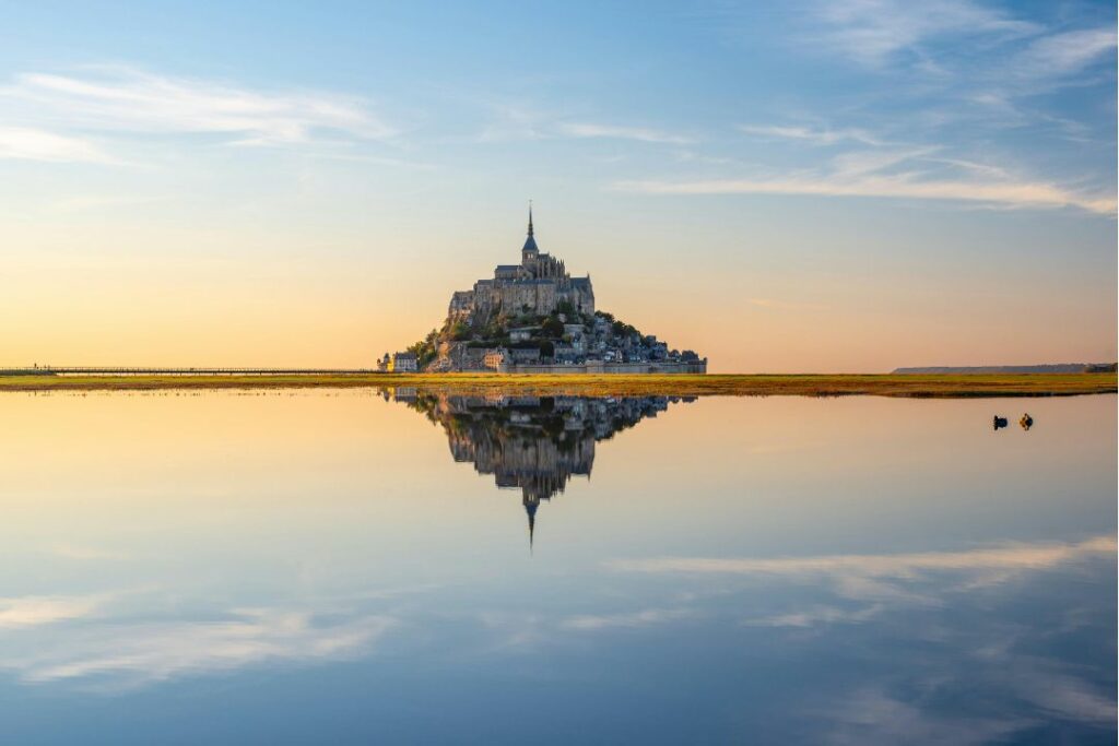 Vu du célèbre monument du Mont-Saint-Michel, dans la Manche (50).