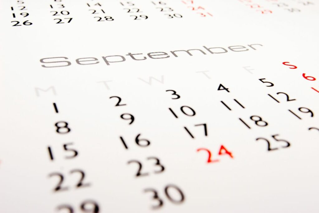 Vu à plat d'un calendrier ouvert sur le mois de septembre.