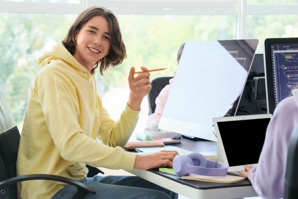 Un ado en train d'étudier sur son ordinateur.