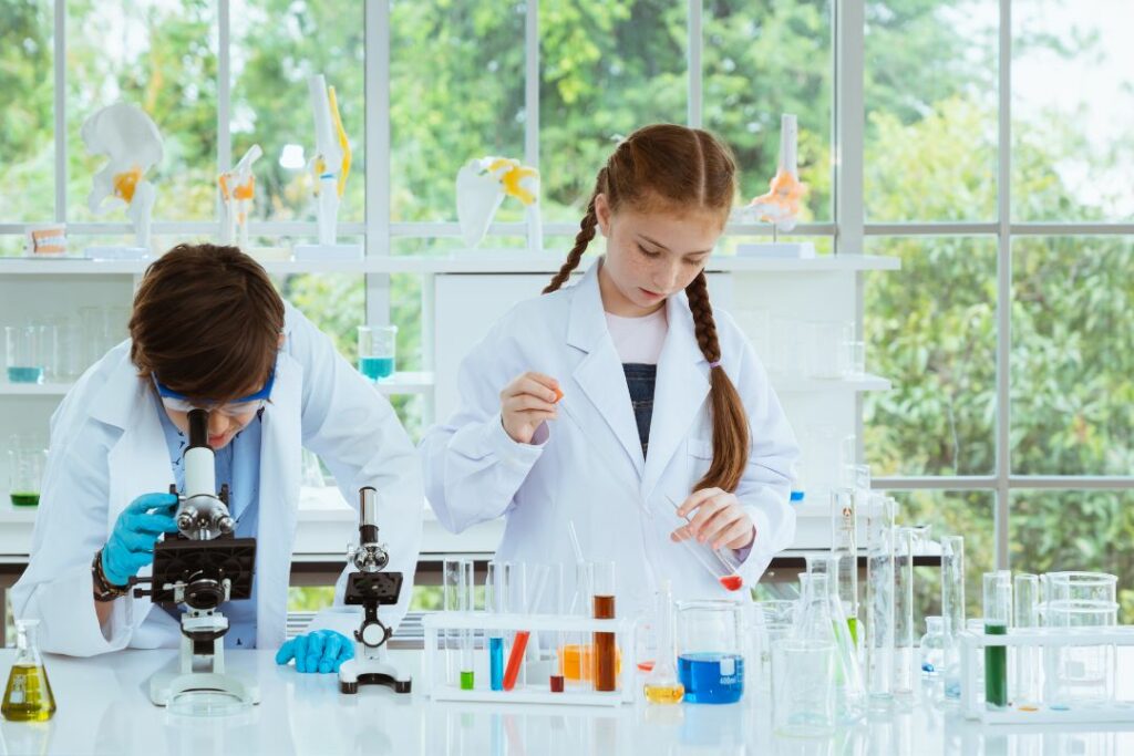 Des élèves en train de faire de la chimie.