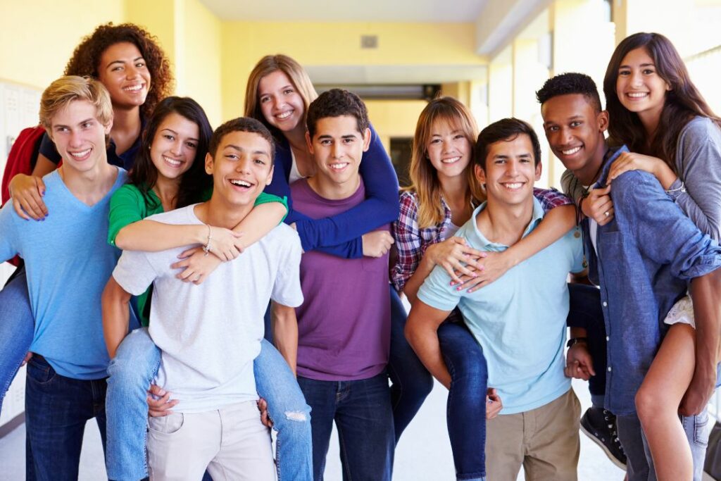 Un groupe d'élèves dans un couloir du lycée.