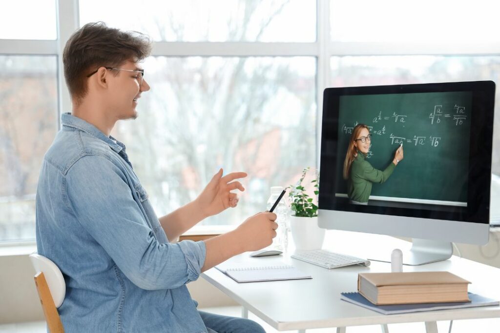Un élève en train de prendre un cours à distance. 