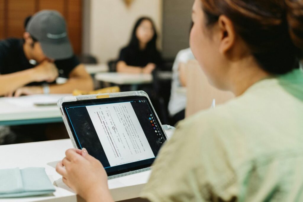 Une étudiante qui révise sur sa tablette.