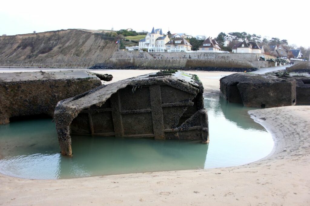 Des blocs de béton sont restés immergés sur une plage, dans un village de Normandie.
