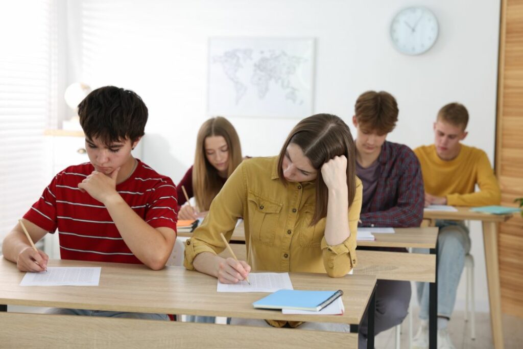 Des élèves en train d'étudier en classe.