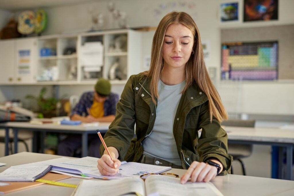 Une jeune fille en train de passer un examen.