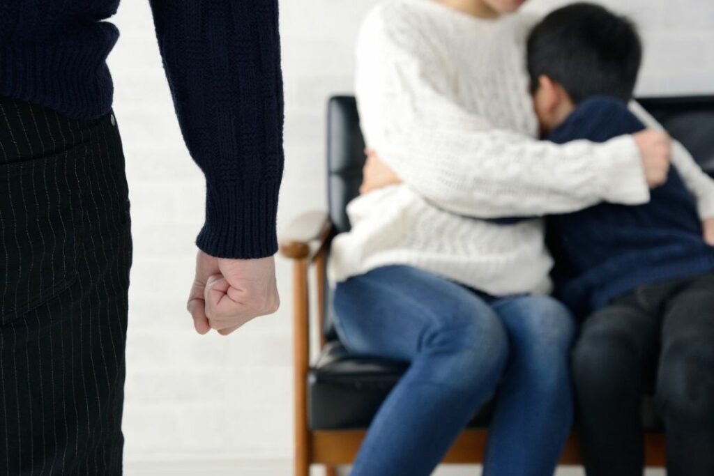 Un enfant se réfugie dans les bras de sa mère.