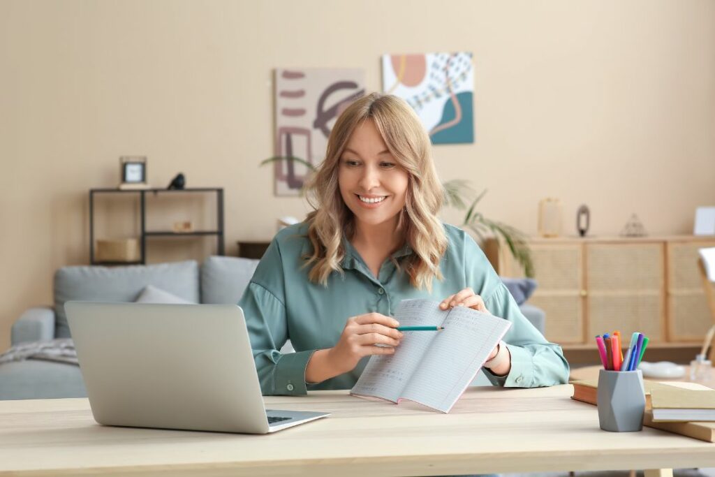 Une femme en train de donner un cours en visio.