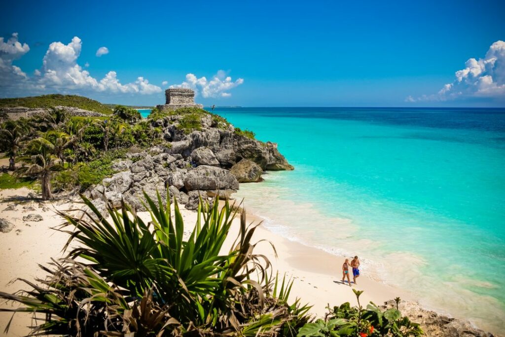 Vue d'une célèbre plage paradisiaque dans la mer des Caraïbes.