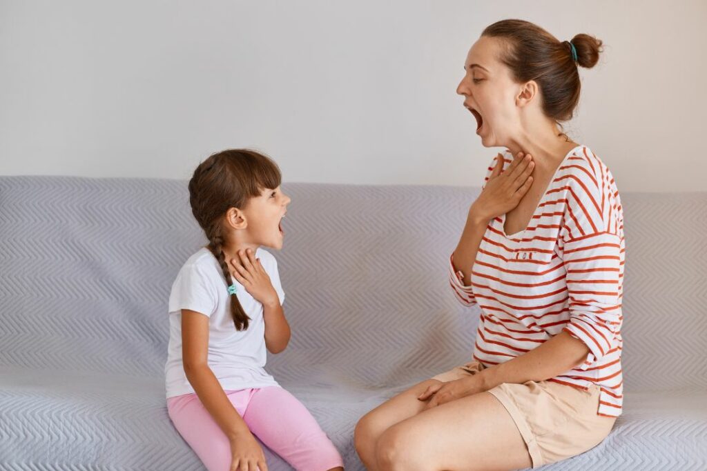 Séance d'orthophonie entre une professionnelle et une enfant pour travailler les troubles du langage.